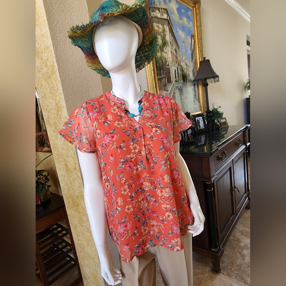EUC- Spring Coral Floral Women's Butterfly Top!!🧡🩷🧡